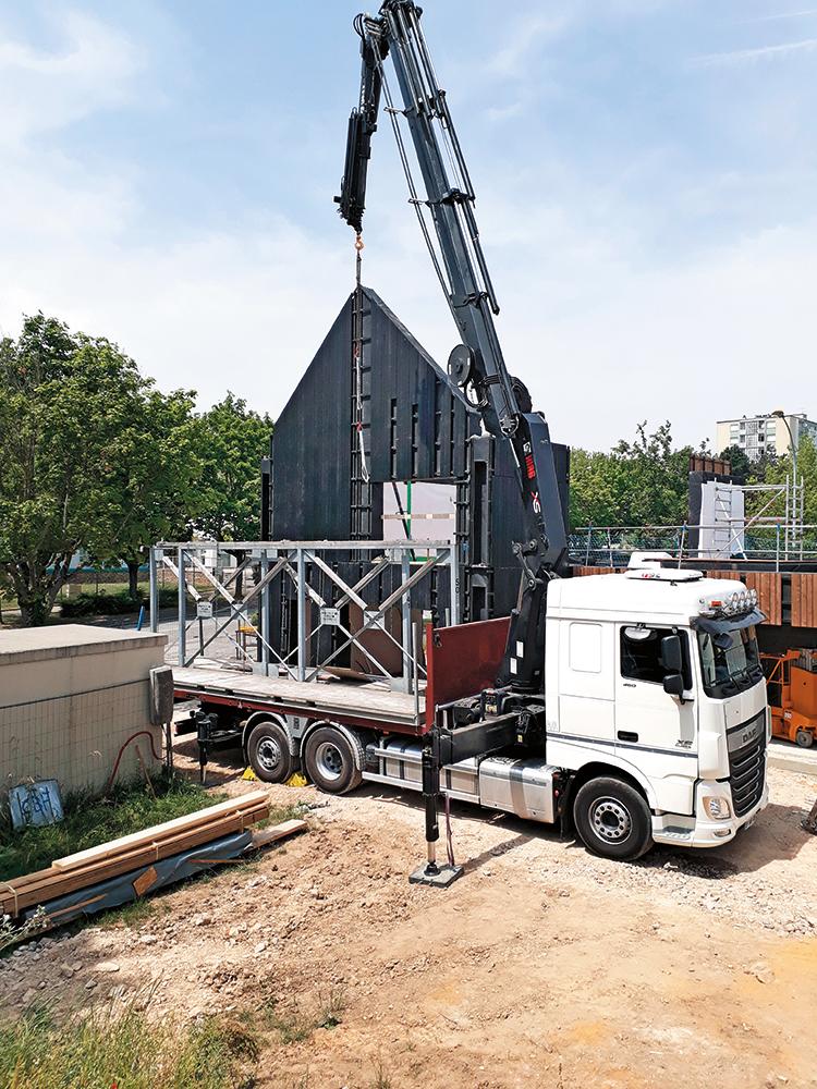 Die Baustoffe Stroh und Holz sind sehr leicht und konnten zu großen Elementen vorgefertigt werden. Zur Montage auf der Baustelle genügte ein Autokran.