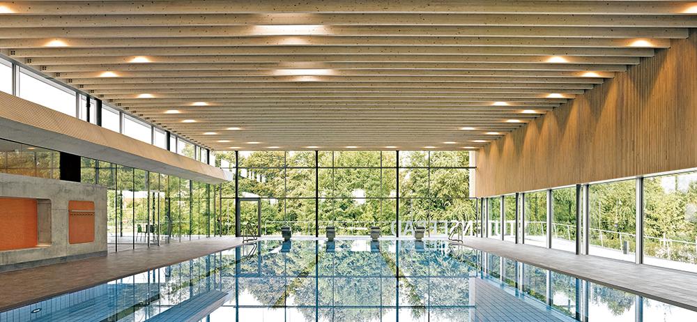 Das Hallenbad in Stutensee von 4a Architekten besticht durch seine klare Einfachheit. Der Innenraum wird wesentlich durch das vorgefertigte Holzdach geprägt.