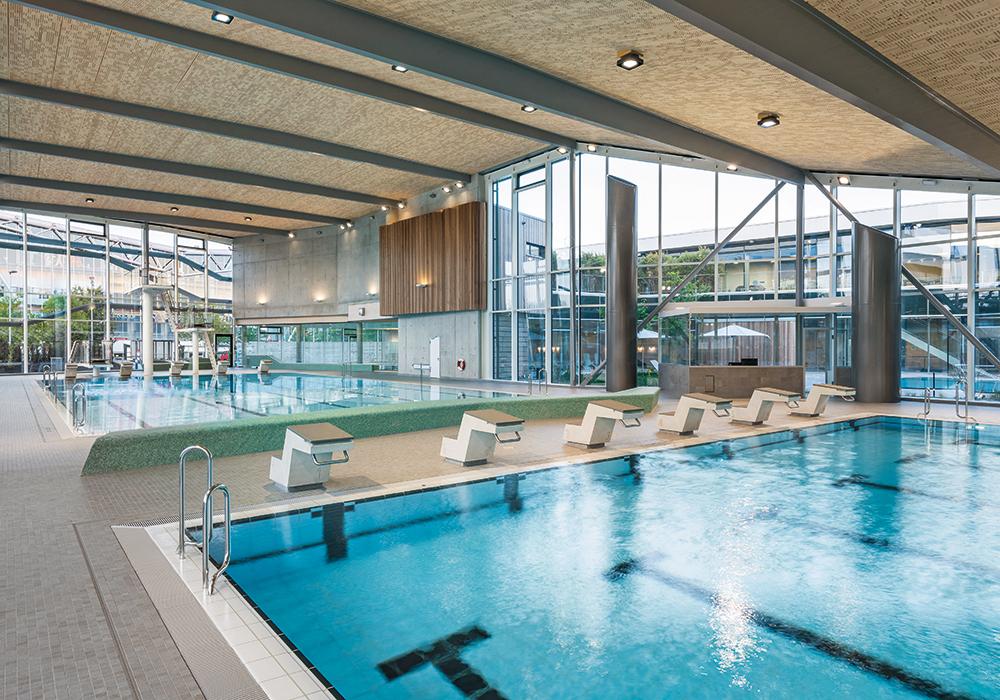 Beim Sportbad in Friedrichshafen von Behnisch Architekten sind die Schwimmbecken um einen begrünten Innenhof herum angelegt.