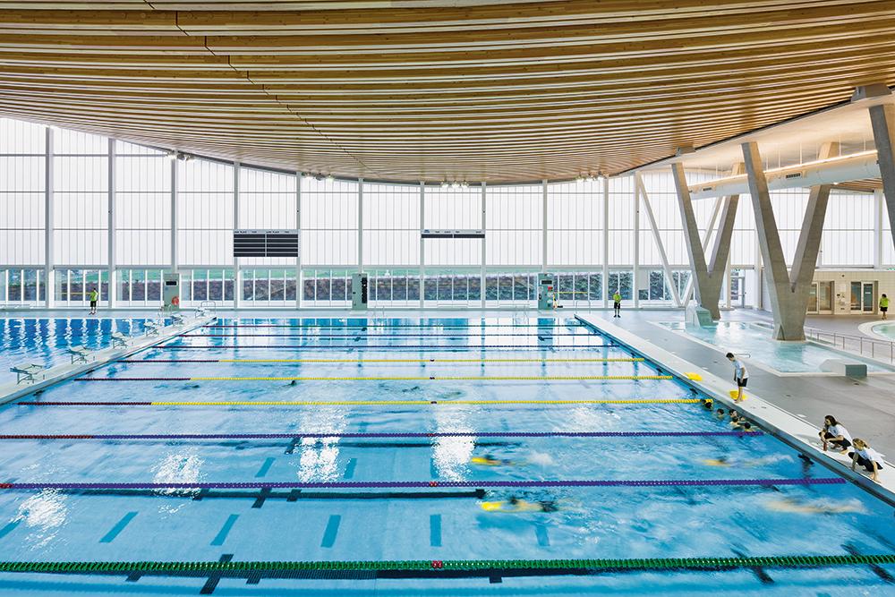 Ein markantes Hängedach überspannt das Grandview Heights Aquatic Center von HCMA im kanadischen Surrey. Hier werden auch Sportwettkämpfe ausgetragen.