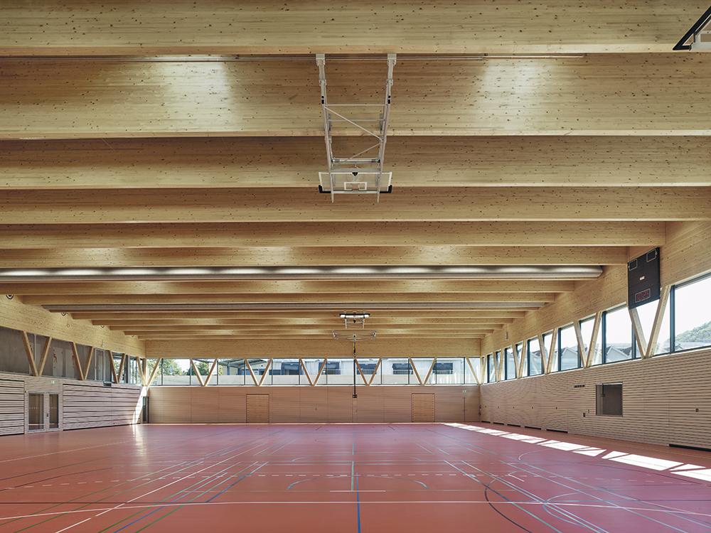 Bei sportlichen Wettkämpfen finden 540 Zuschauer auf den mobilen Tribünen der Sporthalle Platz. Sie wird aber auch als festlicher Veranstaltungsraum genutzt.