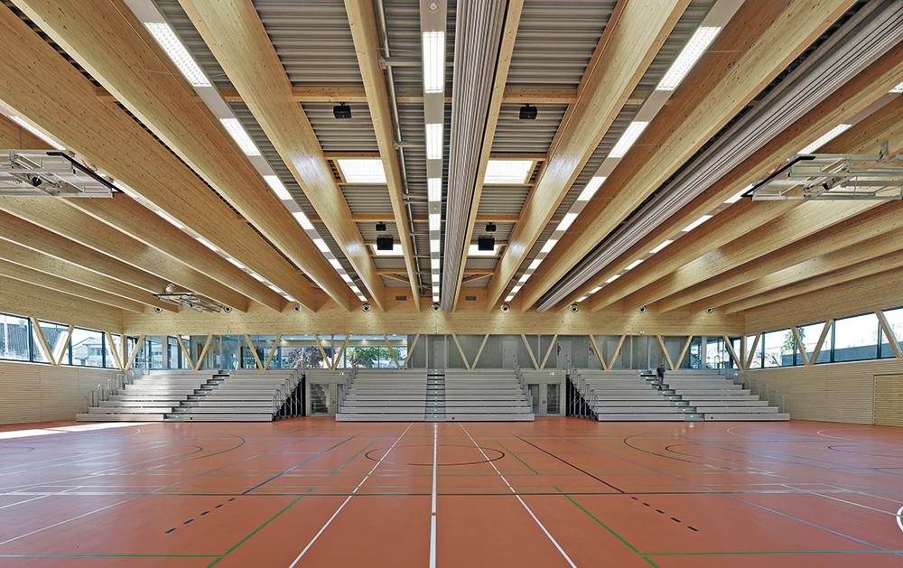 Bei sportlichen Wettkämpfen finden 540 Zuschauer auf den mobilen Tribünen der Sporthalle Platz. Sie wird aber auch als festlicher Veranstaltungsraum genutzt.