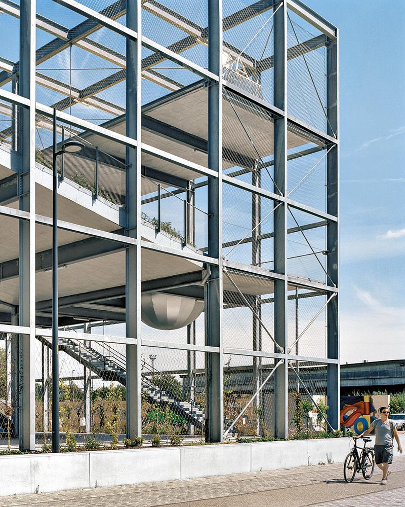 Durch geschicktes Ineinanderschachteln der Funktionen gelang es den Architekten, das Raumprogramm auf dem Grundstück unterzubringen. Im Erdgeschoss bleibt ein öffentlicher Durchgang frei.