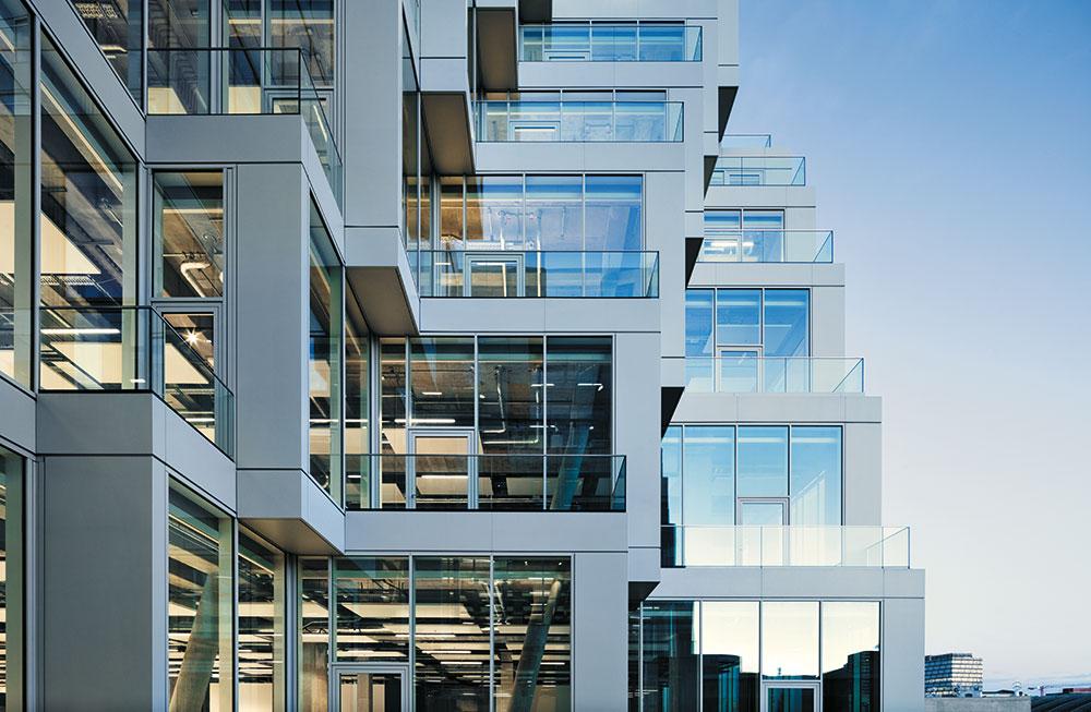 Im Bereich der Voids mit den Terrassierungen entschieden sich die Planer für eine Pfosten-Riegel-Fassade. Damit waren sie an keine Vorfertigungsfristen gebunden.
