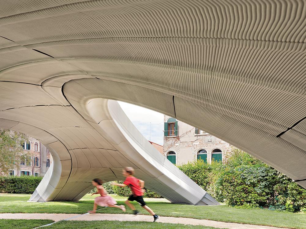 Die Geometrie der Brücke ist so ausgelegt, dass die gedruckten Betonteile nur auf Druck beansprucht sind. Deshalb konnten sie trocken gefügt werden.
