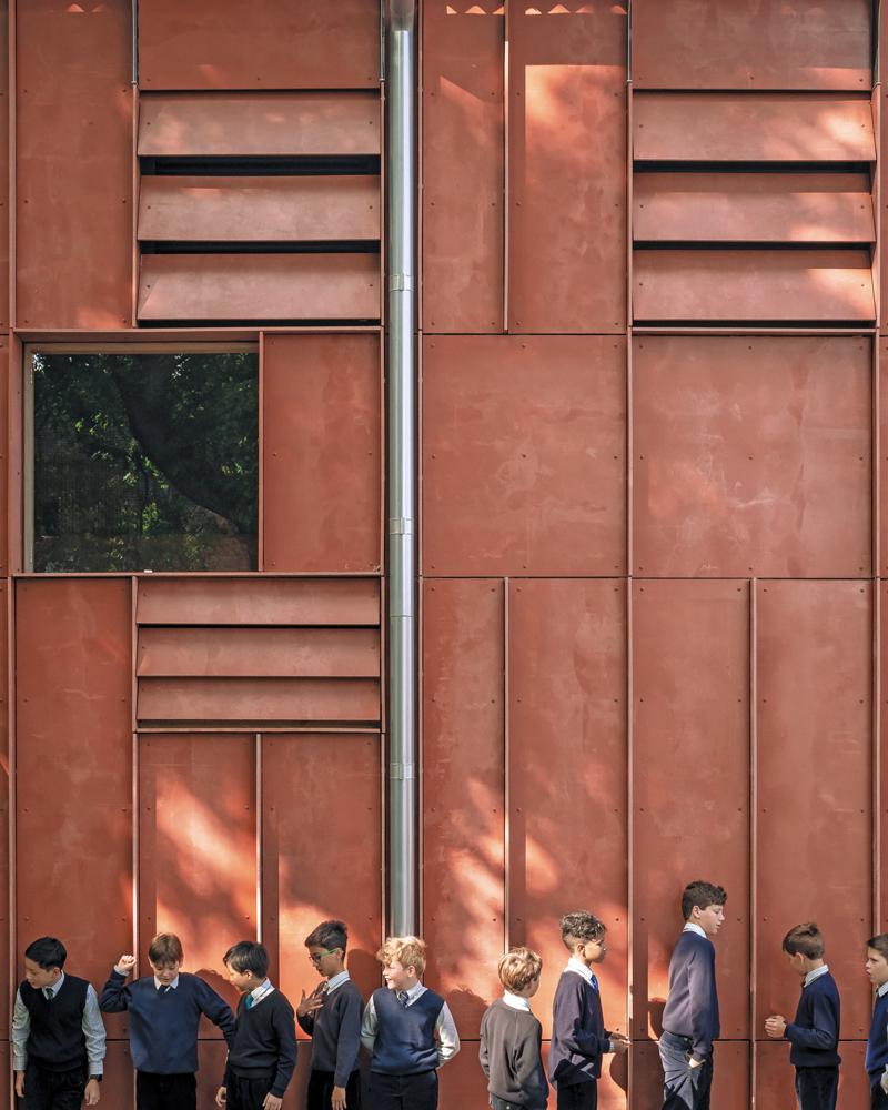 Mit filigranen Lisenen gliederten die Architekten die Fassade in kleine Gefache. Die diagonalen Lamellen verbergen die Zuluftöffnungen.