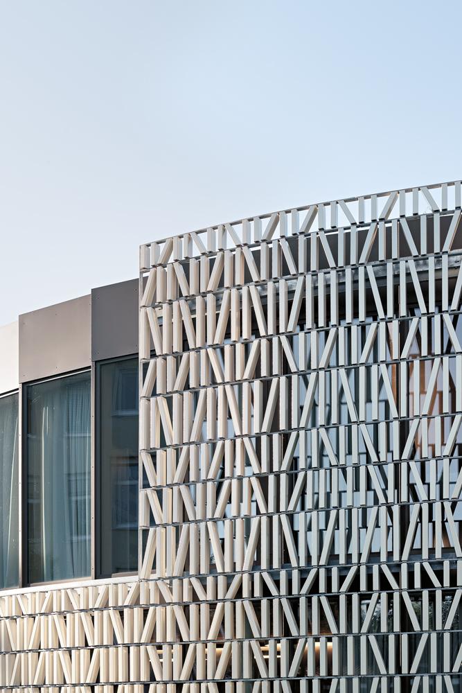 Die innere Schicht der zweischaligen Fassade besteht aus fächerartig geschichteten Elementen mit großzügiger Verglasung.