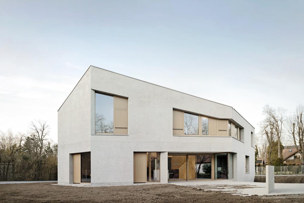 Auf der Ostseite öffnet sich das Haus mit großen Fensterbändern zum Garten. Darin wechseln sich fest verglaste Flächen und holzverkleidete Öffnungsflügel ab.