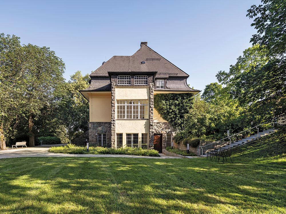 Umgeben von einem Park: Haus Marteau wurde im Zuge der Erweiterung renoviert. Durch die neue Deckenhöhen im Keller entstand ein vollständiges Gartengeschoss mit Eingang.