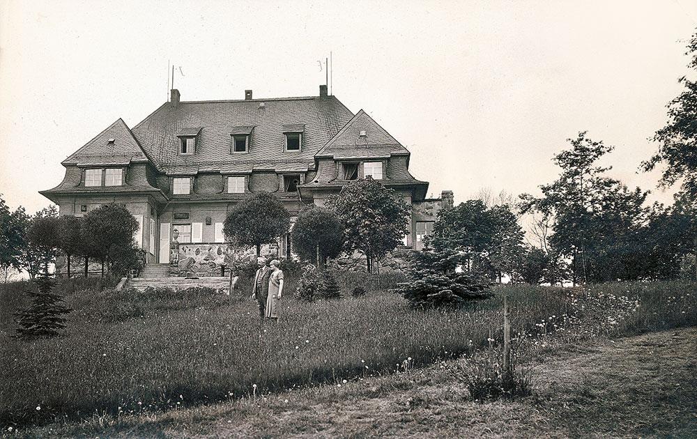 Historische Aufnahme von Henri und Blanche Marteau vor ihrem Haus in Lichtenberg. Der renommierte Musiker hatte die Villa 1913 errichten lassen.
