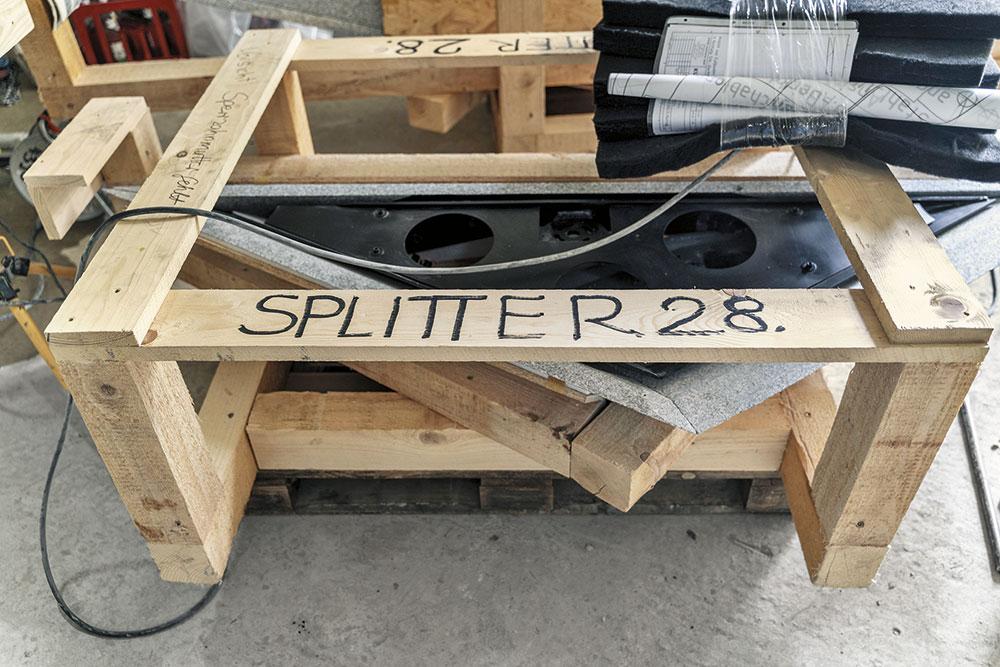 Die Splitter sind aus 3 cm dicken Granitplatten aus dem Bayerischen Wald geformt. Eine Unterkonstruktion aus Stahl trägt die bis zu 9 t schweren Steinriesen.