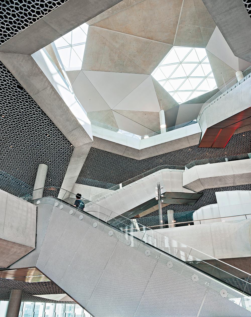 Blick hinauf ins Atrium: Stahl und Beton machen den Löwenanteil der CO2-Bilanz aus. Auf Dämmstoffe, Oberflächenverkleidungen und den Innenausbau entfällt nur ein Bruchteil.