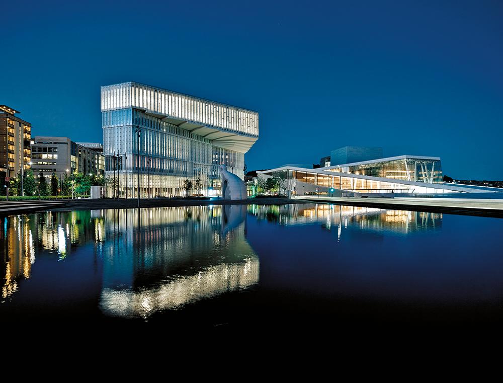 Zwei kulturelle Leuchttürme am Oslofjord: Die Deichman-Bibliothek zeigt mit der Schmalseite Richtung Hauptbahnhof, sodass die Sichtachse Richtung Oper (rechts) frei bleibt.