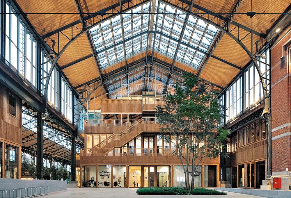 Die neuen Büroflächen sind in zehn frei stehende, wärmegedämmte Holzpavillons mit je 1250 m2 aufgeteilt. Zusätzliche Oberlichter bringen Tageslicht in die Hallen.