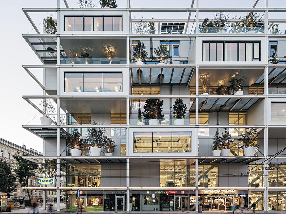 Gebautes Regal: Das Einrichtungshaus am Gürtel öffnet sich mit einer vorgesetzten Stahlkonstruktion auf den verkehrsreichen Stadtraum.