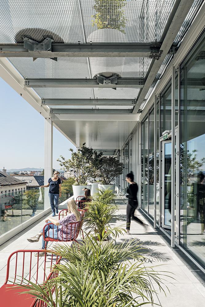 Die teils gigantischen Blumentöpfe auf den Balkon- und Terrassenflächen wiegen bis zu sieben Tonnen.