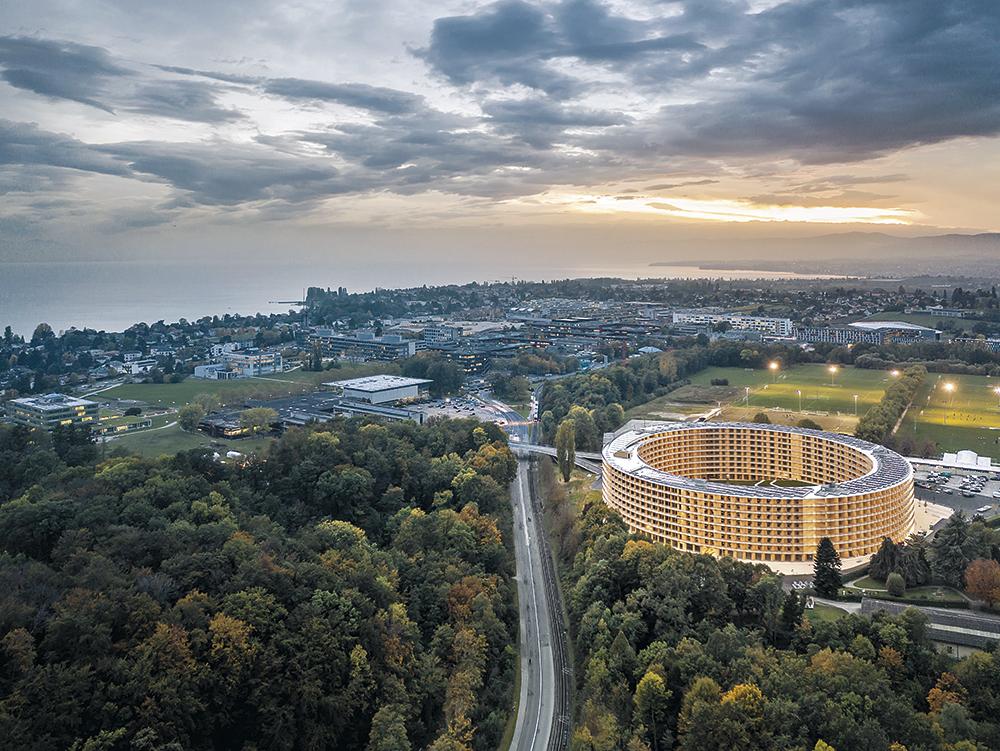 Der markante Baukörper bildet eine neue Landmarke am Genfer See. Über 1000 Studierende und Gäste der Universität Lausanne wohnen hier.