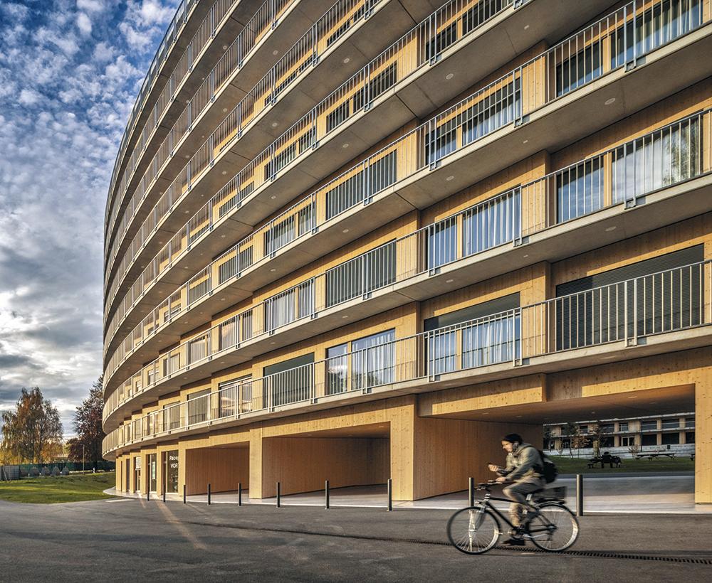 Die technische Komplexität bleibt hinter der einheitlichen Hülle verborgen. Gemeinschaftsnutzungen und eine Vielfalt an Wegen durchs Gebäude öffnen die hermetische Kubatur zum Campus.
