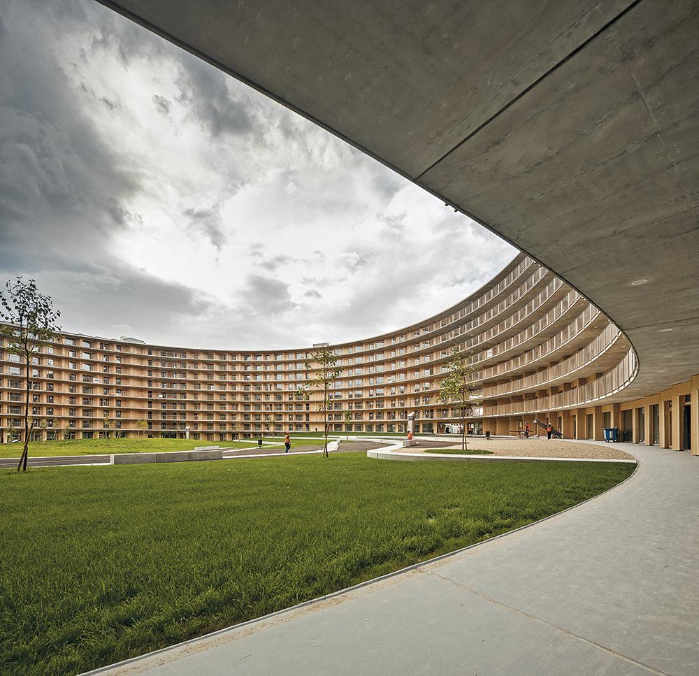 Als Spiralen schrauben sich die Laubengänge bis ins 8. Obergeschoss hinauf. Der Innenhof mit dem Durchmesser von 105 m wirkt wie ein Amphitheater.