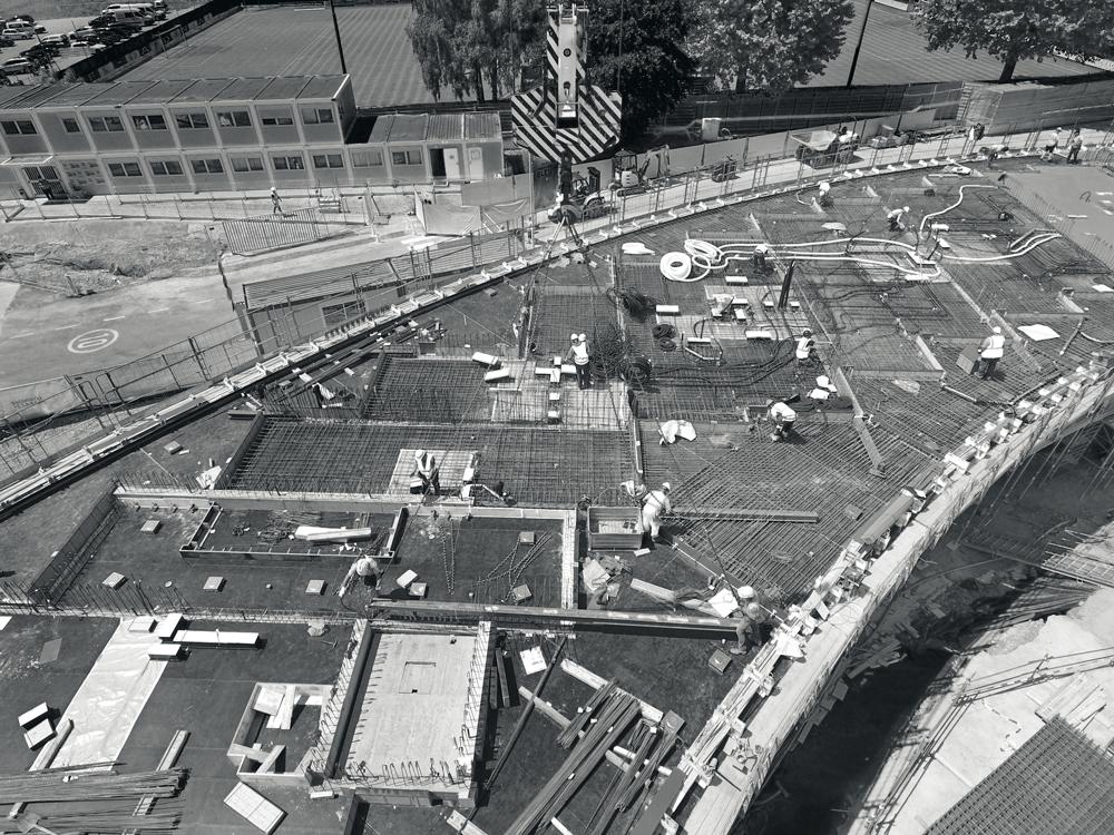 Aus den Betondecken kragen in Verlängerung der Schottenwände Stahlträger aus. Sie wurden als Auflager in die Rampen aus Ortbeton einbetoniert.