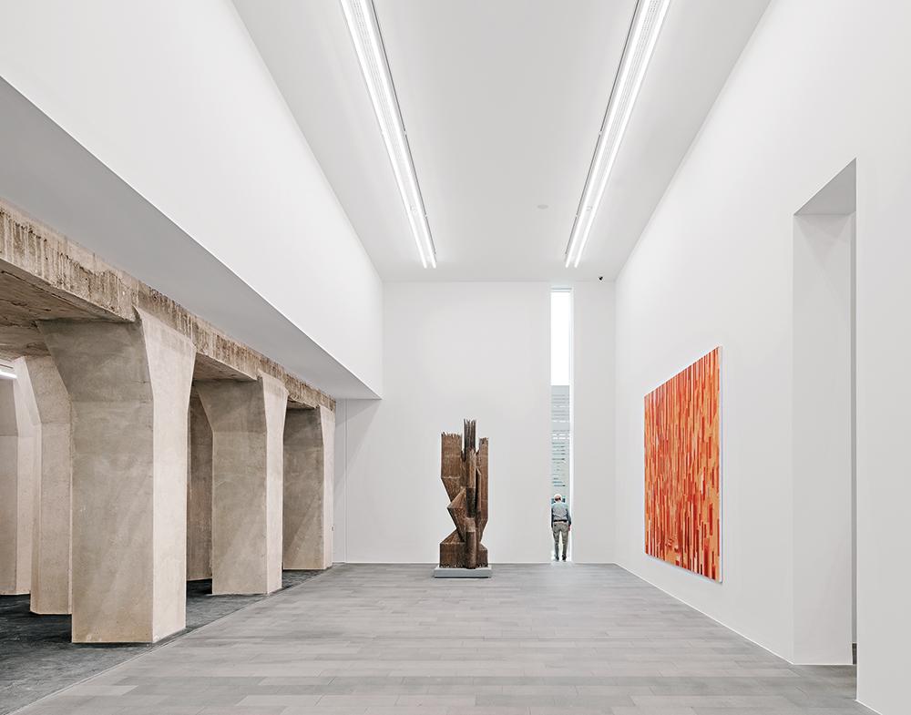Durchgänge zwischen alt und neu: Von der Galerie des Erweiterungsbaus fällt der Blick auf die großen Stahlsilos des Bestands (links unten). Volumetrie von Herzog de Meuron.