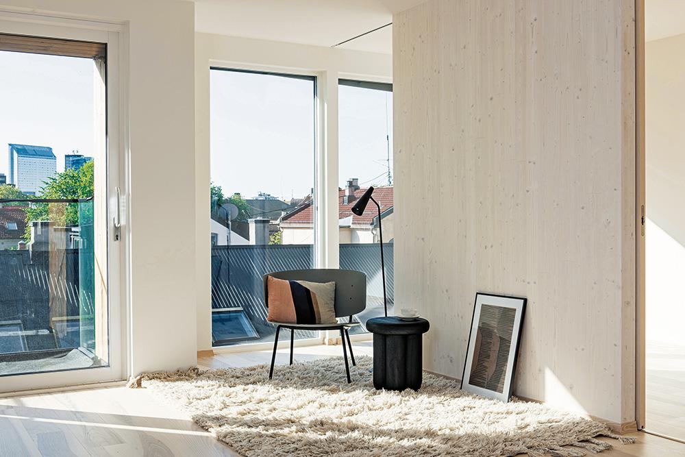 In den Innenräumen lässt sich die tragende Konstruktion der Brettsperrholzwände ablesen. Wie alle anderen Holzflächen wurden diese weiß lasiert.