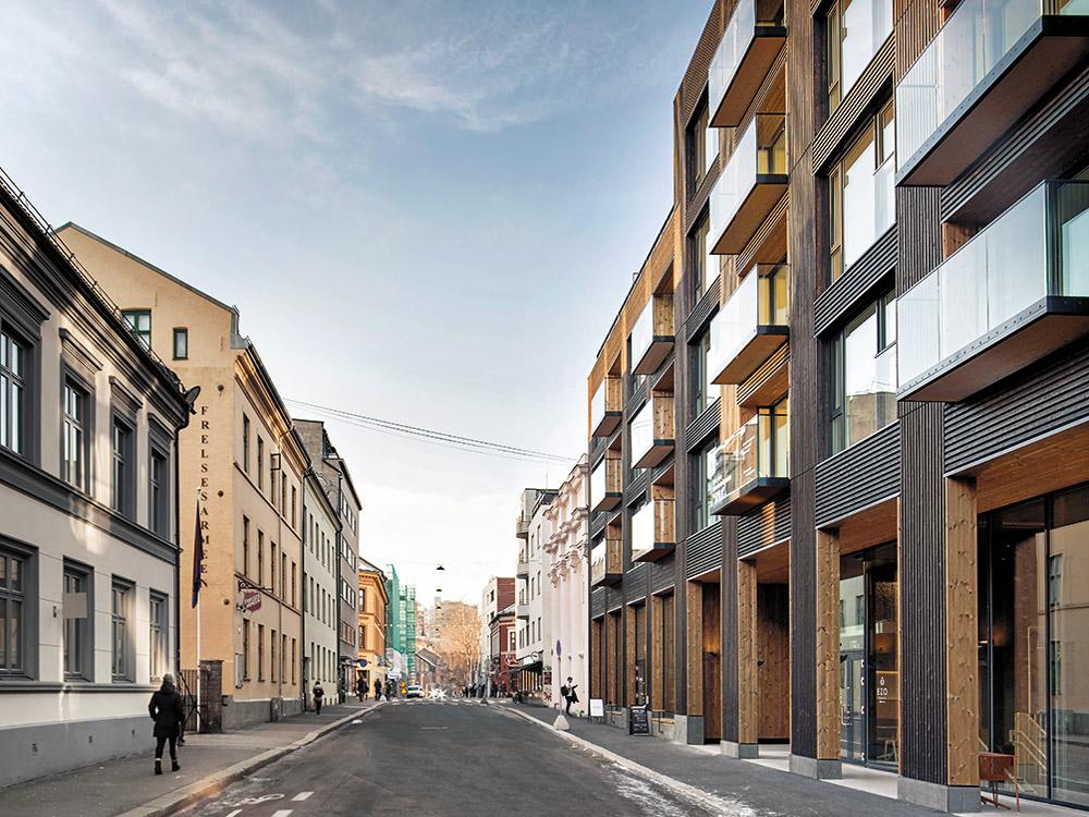 Auf der Straßenseite wurde die Kiefernholzfassade mit der traditionellen japanischen Methode Shou Sugi Ban karbonisiert, um das Holz haltbarer zu machen.