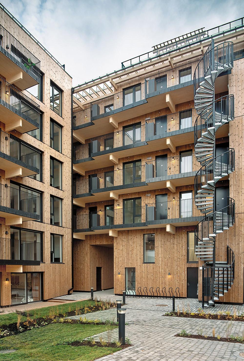 An der hofseitigen Fassade verwendeten die Architekten thermisch behandeltes helles Kiefernholz, das den privateren Charakter unterstreicht.