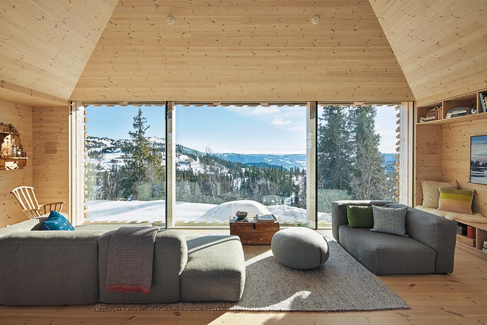 Innen ist das Ferienhaus komplett mit glattem Kiefernholz ausgekleidet. Die pyramidenförmigen Decken verleihen den Räumen eine besondere Großzügigkeit.