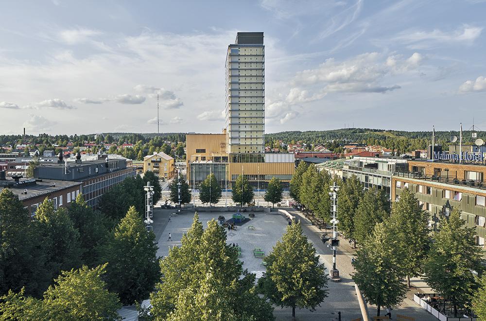 Der schlanke Hotelturm des Sara-Kulturzentrums bildet eine weithin sichtbare Landmarke in der flachen Umgebung Schwedisch-Lapplands.