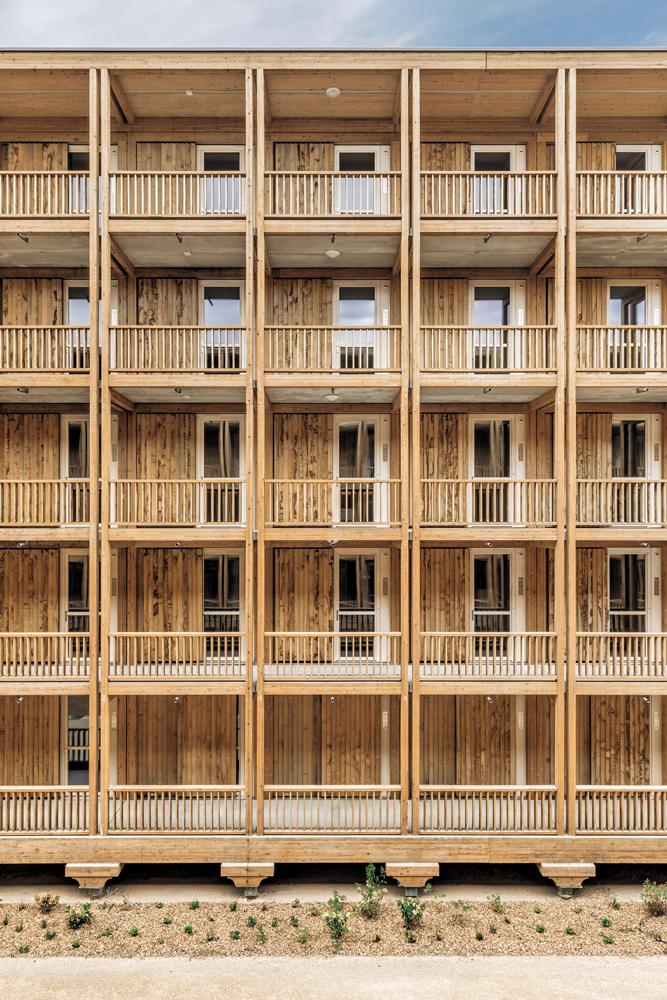 Da die verfügbare Menge an heimischem Eichenholz begrenzt war, optimierte das Planungsteam die Bauteile für Fassade und Geländer, um mit den Beständen auszukommen.