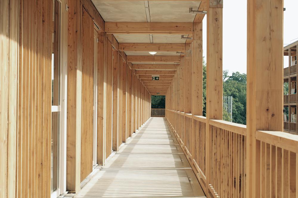 Das Gebäude wurde fast gänzlich aus Holz errichtet. Die Bodenplatten der Balkone sind eine der wenigen Ausnahmen. Sie wurden aus Feuerschutzgründen als Betonfertigteile ausgeführt.