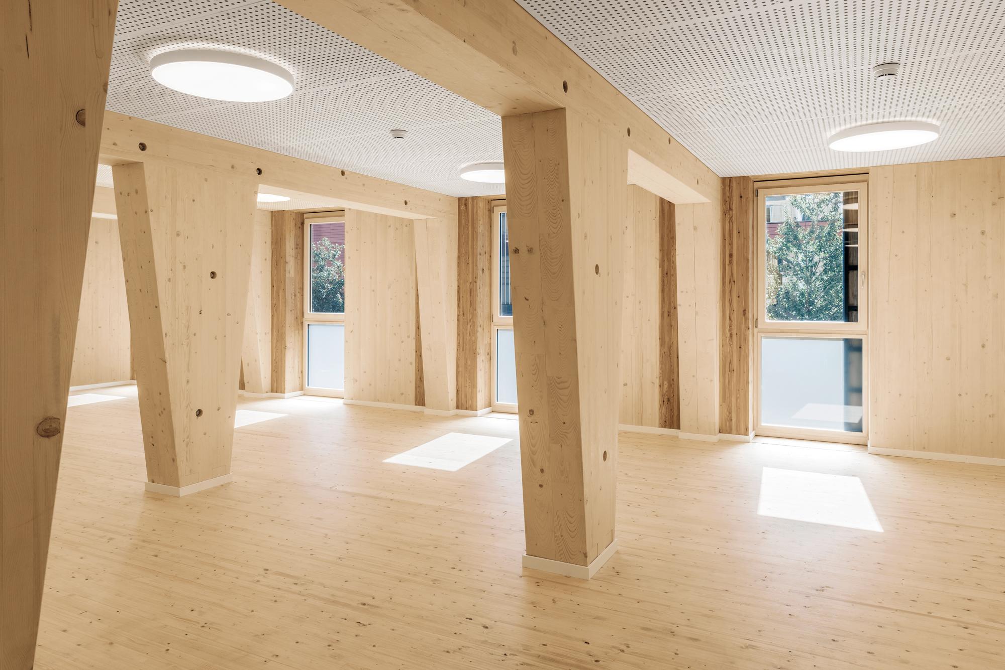 Für den Mehrzwecksaal wurden vier Module miteinander verbunden.