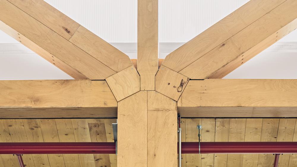 Das Anschlussdetail vom Hauptfachwerk zum Mittelauflagerknoten ist gekennzeichnet durch fünf Stäbe, die symmetrisch in einer Ebene auf die Stütze treffen.