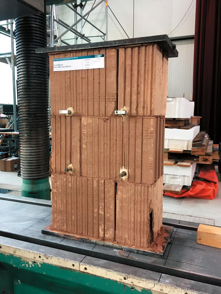 Modell 1:1 der Außenwand im Labor
