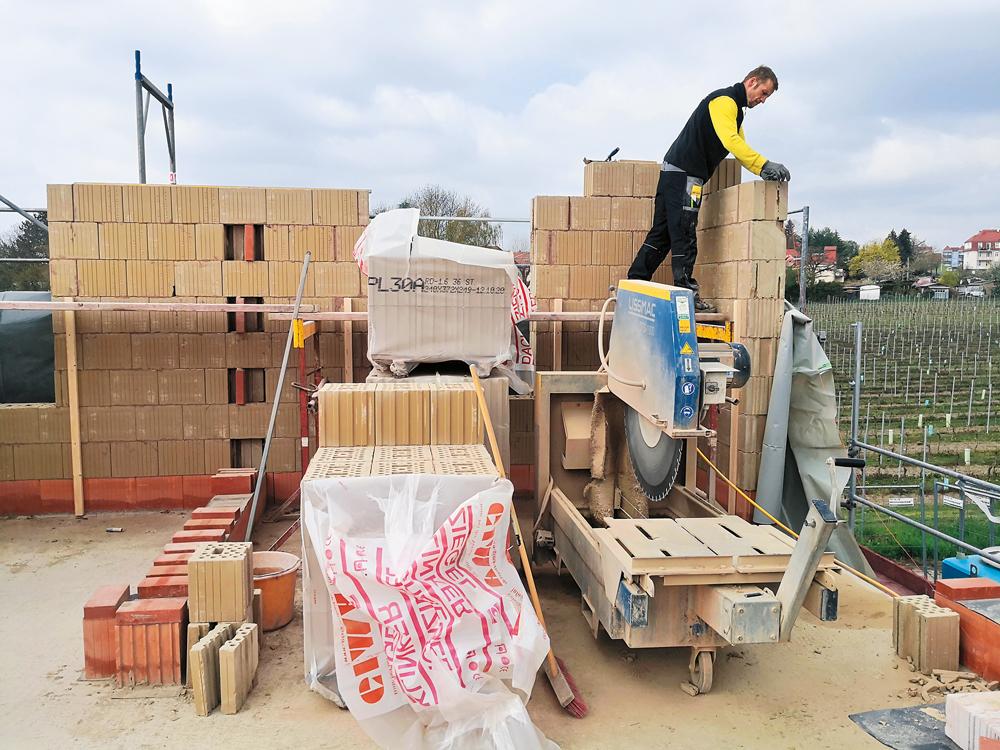 Die 24 cm starken Außenwände bestehen aus industriell gefertigten, nicht gebrannten Lehmsteinen, die mit Lehmmörtel vermauert werden.