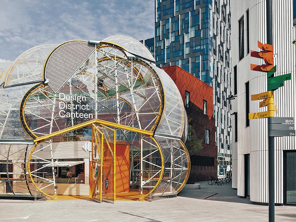 Die transluzente Markthalle von Selgas Cano ist ein zentraler Treffpunkt im neuen Viertel. Nachts verwandelt sich das Bauwerk in einen großen Leuchtkörper.
