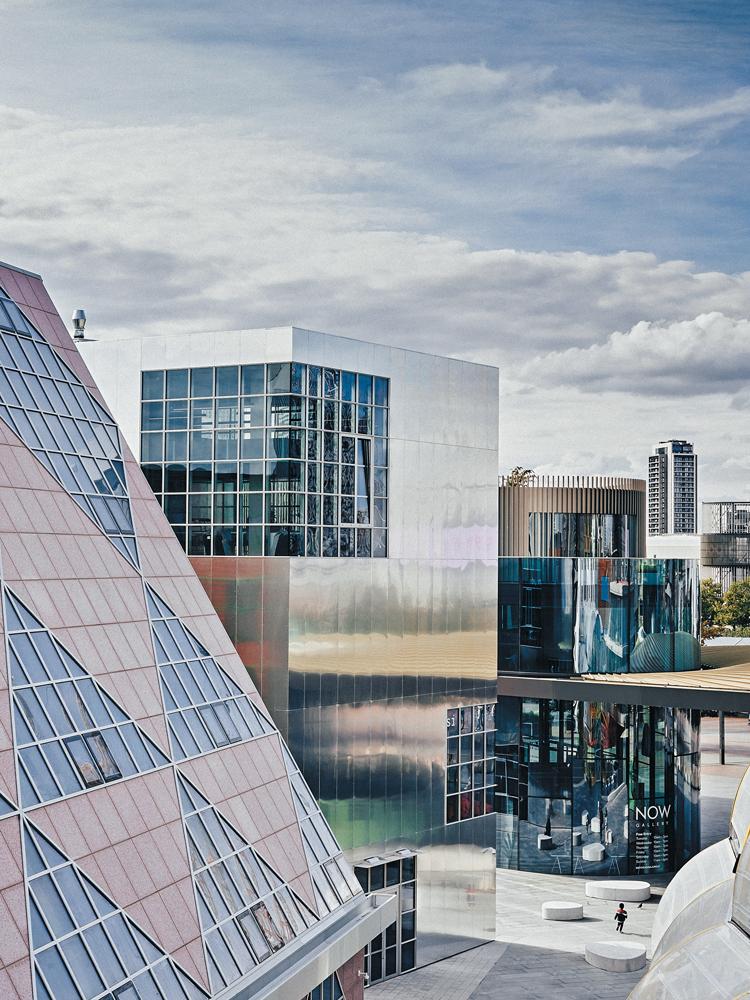 Obwohl die Gebäude sehr unterschiedlich sind, schaffen die Regeln des Masterplans und die Gestaltung der öffentlichen Räume einen Zusammenhang im Quartier.