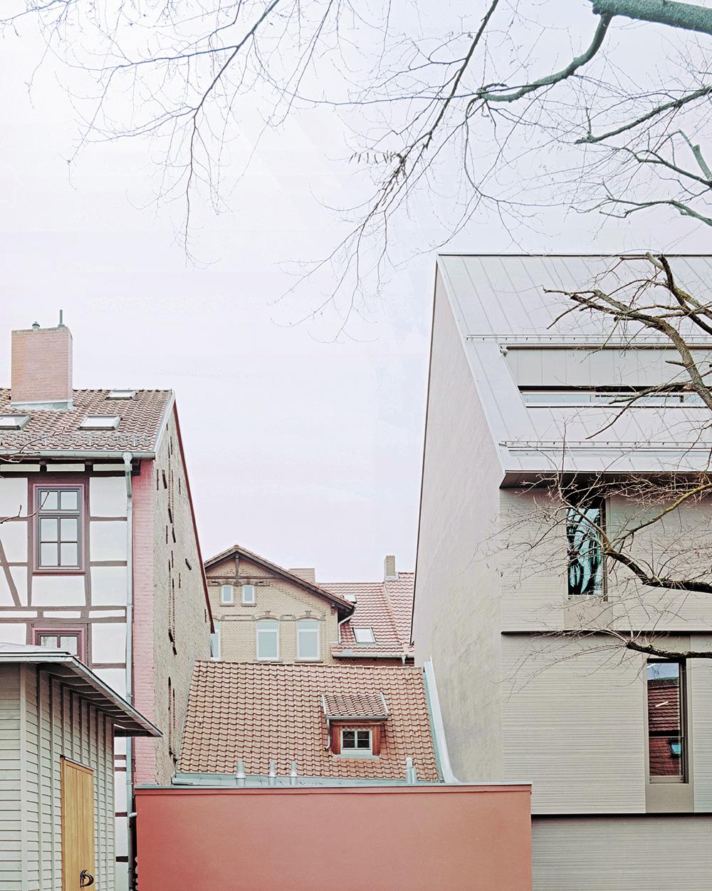 Das Kunsthaus fügt sich in das kleinteilige Gefüge der Göttinger Altstadt. Mit vorspringenden Geschossen und steilem Dach zeigt es regionaltypische Details in zeitgemäßer Neuinterpretation.