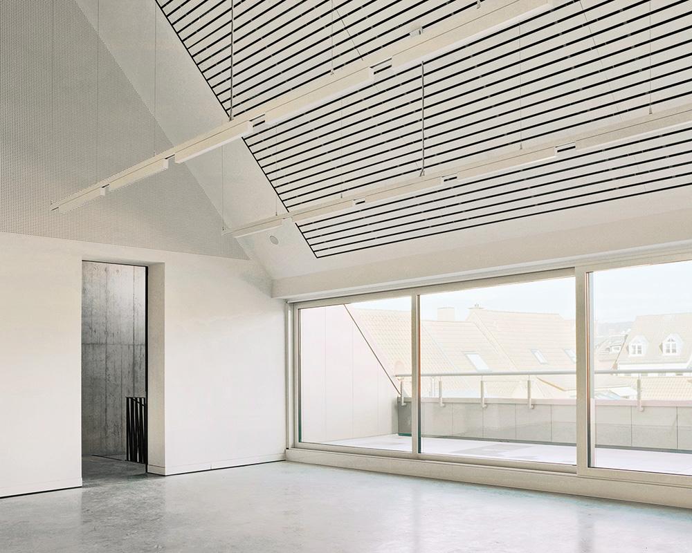 Jede Galerie hat nur ein bodentiefes Fenster. Mittels einer Schiebewandkonstruktion, die sich hinter der Vorwand verbirgt, kann der Raum bei Bedarf vollständig abgedunkelt werden.