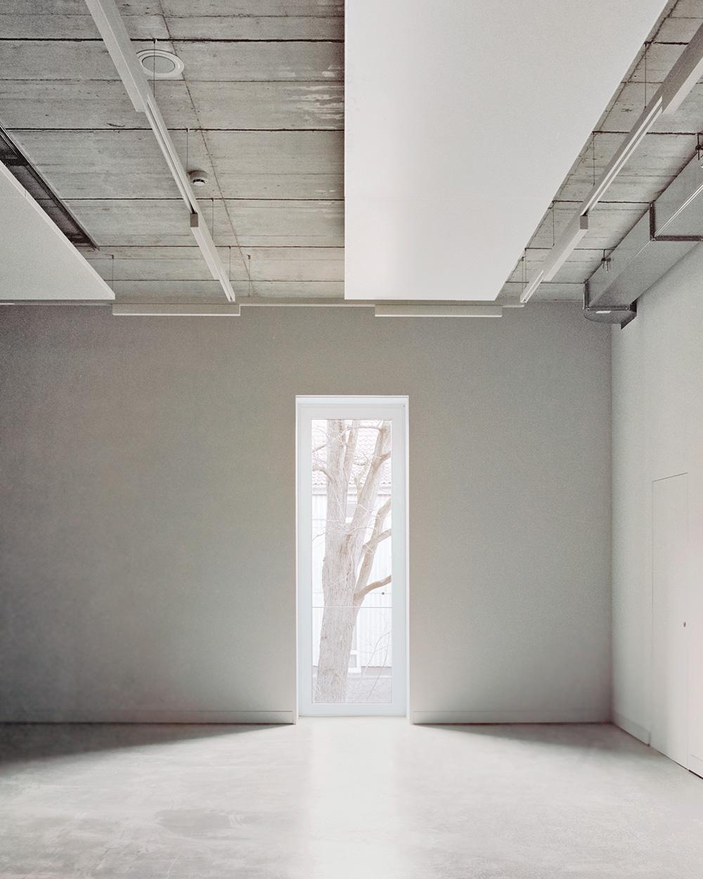 Jede Galerie hat nur ein bodentiefes Fenster. Mittels einer Schiebewandkonstruktion, die sich hinter der Vorwand verbirgt, kann der Raum bei Bedarf vollständig abgedunkelt werden.