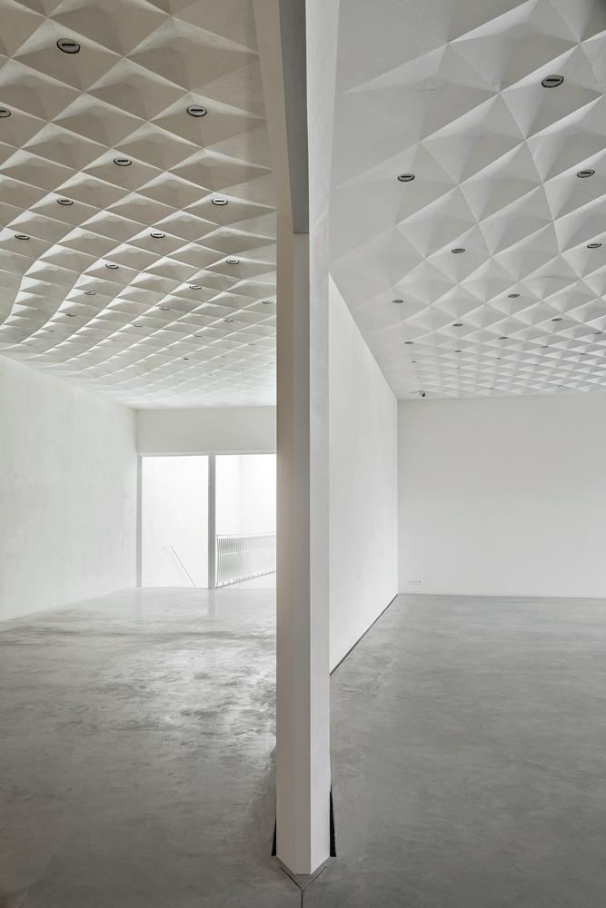 Der Blick nach oben lohnt sich in Francesca Torzos Neubau: zwei Ausstellungssäle mit kassettierten Betondecken.