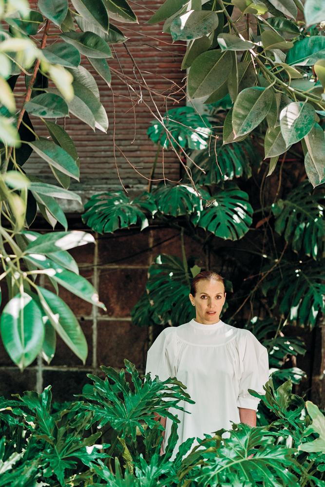 Tatiana Bilbao Luis Garvan gründete 2004 ihr Büro in Mexico City. Mit ihrem Team konzipiert sie Gebäude und Masterpläne, die sich gezielt mit den Menschen und ihrer Umwelt auseinandersetzen. Bilbaos langjährige Expertise sind Sozialwohnungsbauten. Ihre Projekte zeichnen sich durch eine Einfachheit und Stringenz aus, die auch für Konstruktion und Materialwahl gilt.