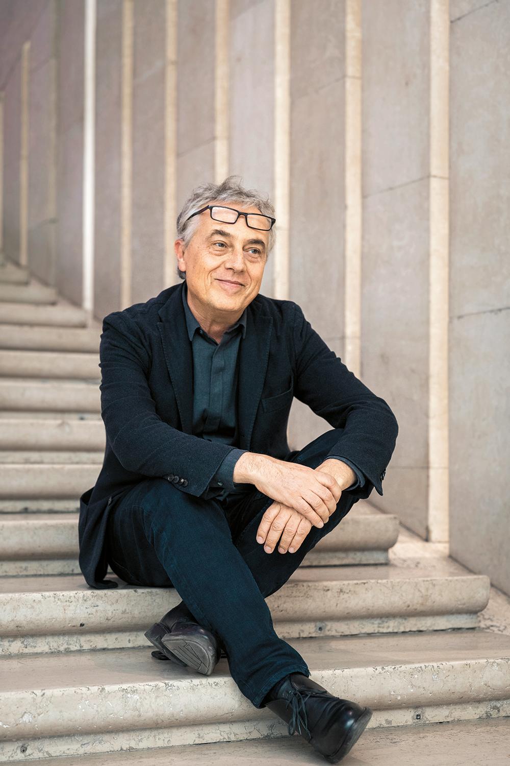 STEFANO BOERI ist Architekt, Ausstellungskurator und Professor für Stadtplanung am Politecnico in Mailand. 1999 gründete er das Architekturbüro Boeri Studio, 2011 folgte die Gründung von Stefano Boeri Architetti. Von 2004 bis 2011 war Stefano Boeri Chefredakteur der Architekturzeitschriften Domus und Abitare. Gemeinsam mit Jacques Herzog und Richard Burdett verfasste er den Masterplan für die Expo 2015 in Mailand und war Stadtrat für Kultur, Mode und Design in seiner lombardischen Heimatstadt. Seit 2018 ist er Präsident der Kulturstiftung La Triennale di Milano.