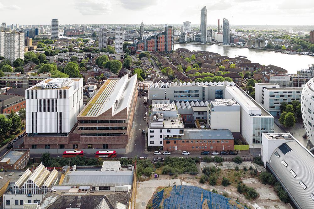 Only two building blocks separate the new building complex from the Thames embankment.