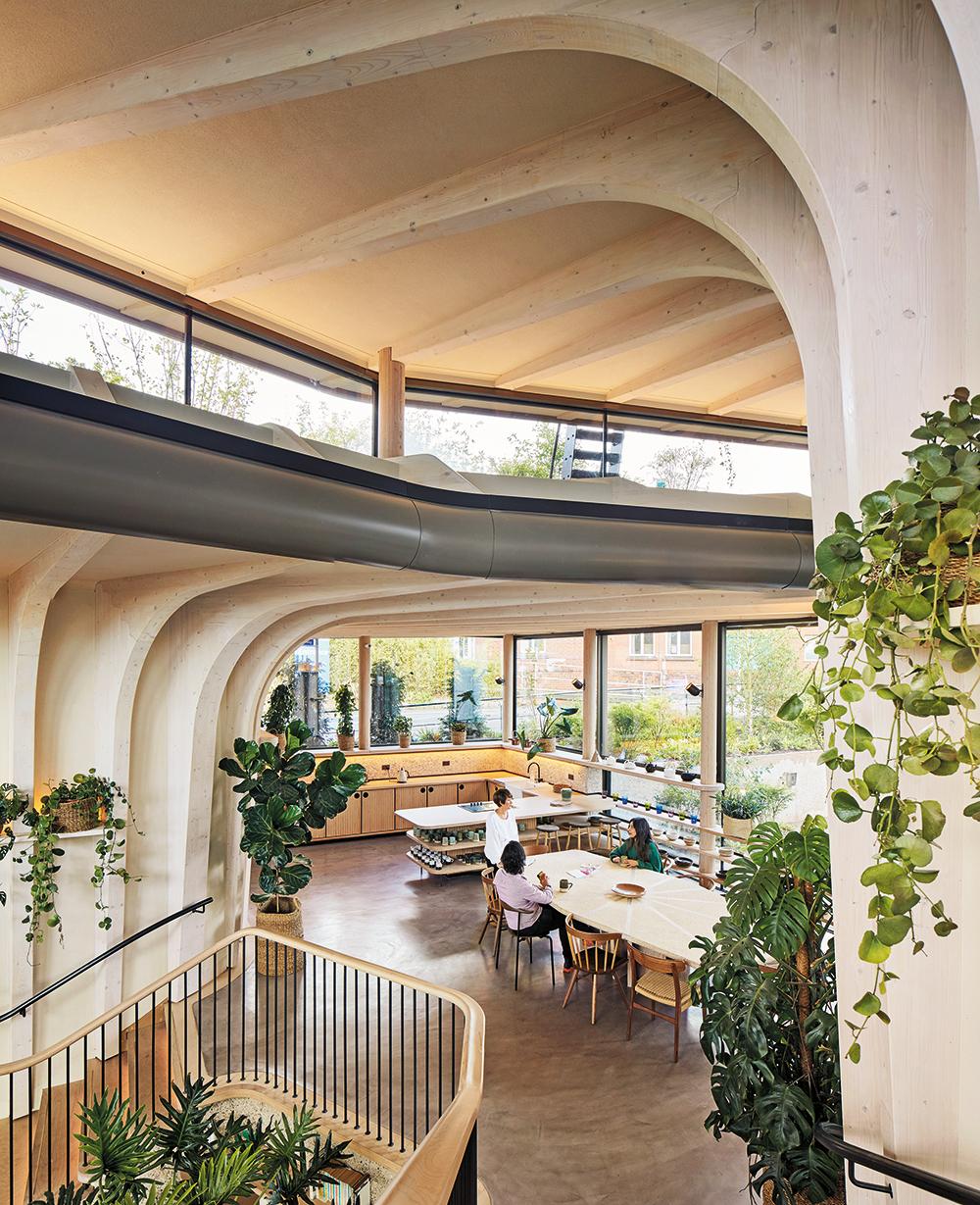 Der Küchentisch im Zentrum: Patienten und Angehörige sind jederzeit eingeladen, sich eine Tasse Tee zu machen und sich auszutauschen. Heatherwick Studio gestaltete das Möbelstück in Anlehnung an die Holzlamellen des Tragwerks.