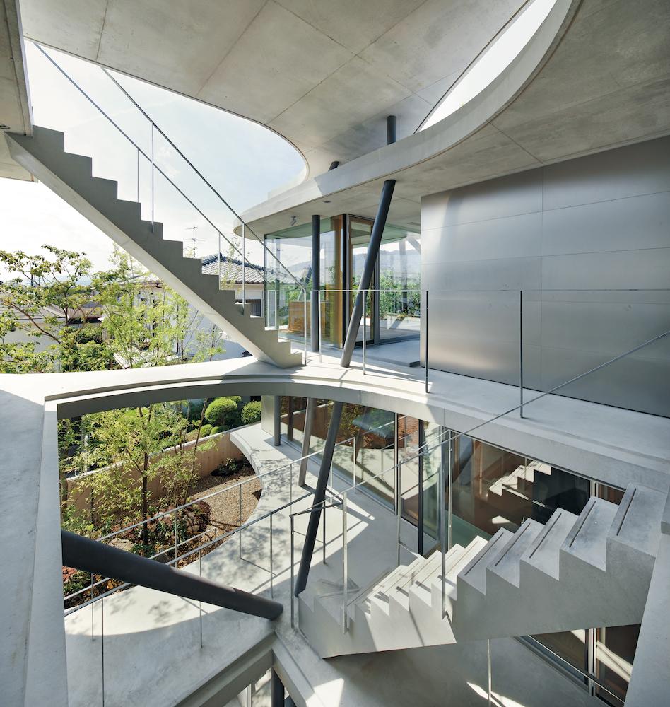 Das außen liegende Treppenhaus ist der visuelle Dreh- und Angelpunkt des Raumkonzepts.
