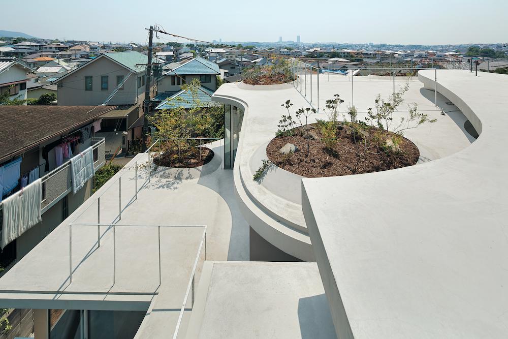 Vom Flachdach aus fällt der Blick über das Häusermeer von Osaka.