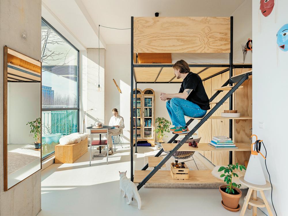 Die Bewohner bauen die Wohnungen selbst aus. Bei einer lichten Höhe von 3,50 m ist auch Platz für eine Galerie.