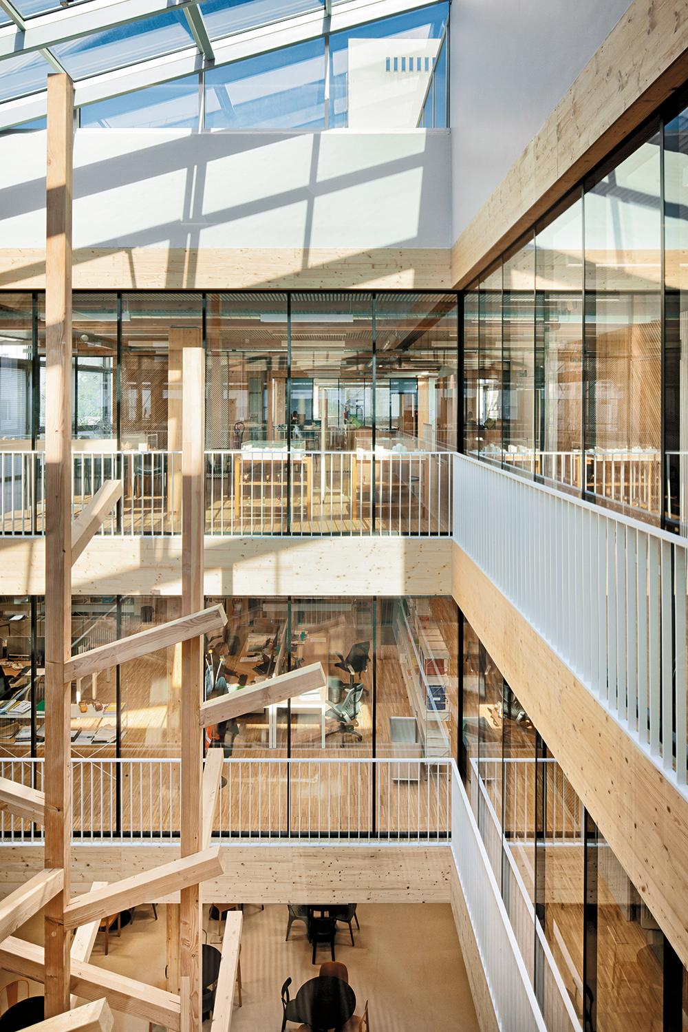 Zwei Innenhöfe und ein glasüberdecktes Atrium versorgen die innen liegenden Bürobereiche mit Tageslicht. Die Skulptur in Form stilisierter Bäume steuerte des Künstlerquartett Atelier Yok Yok bei.